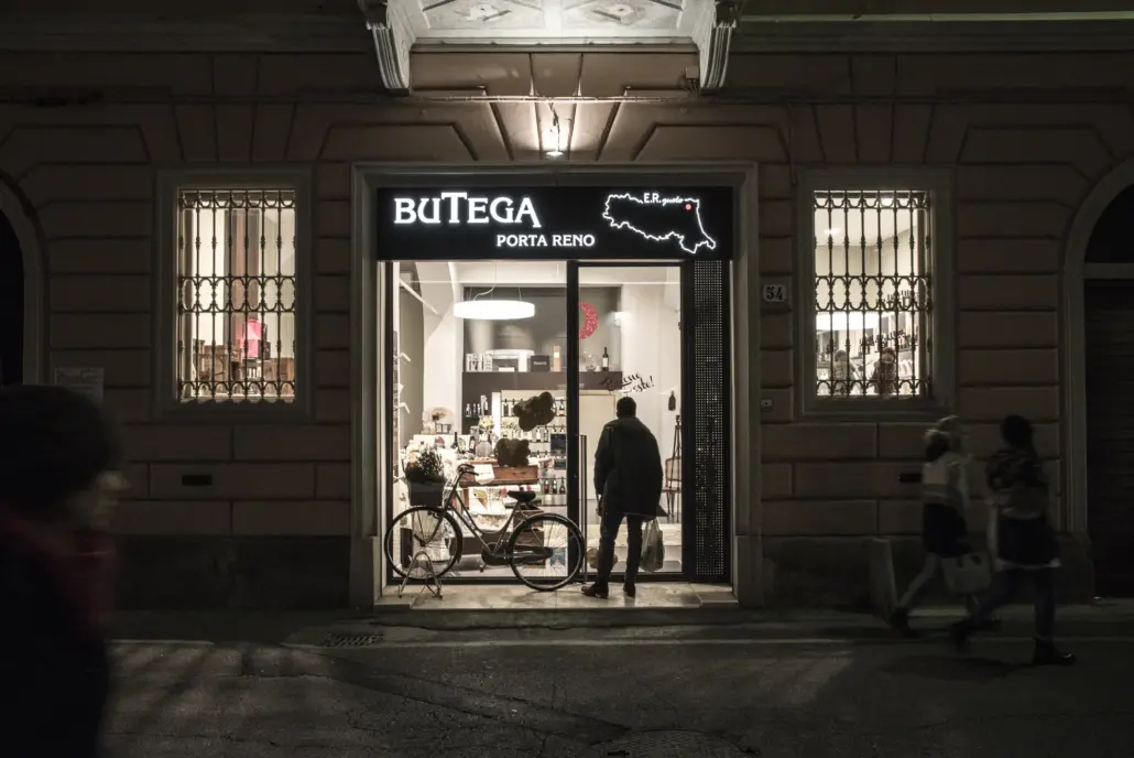 Allestimento di una piccola bottega di prodotti tipici in Via Porta Reno, "Butega", nel centro storico a Ferrara.